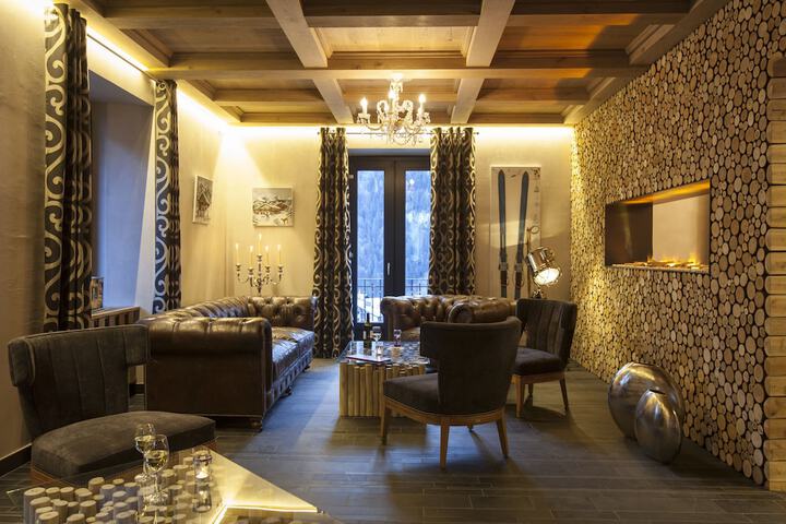Lounge 28 of 34