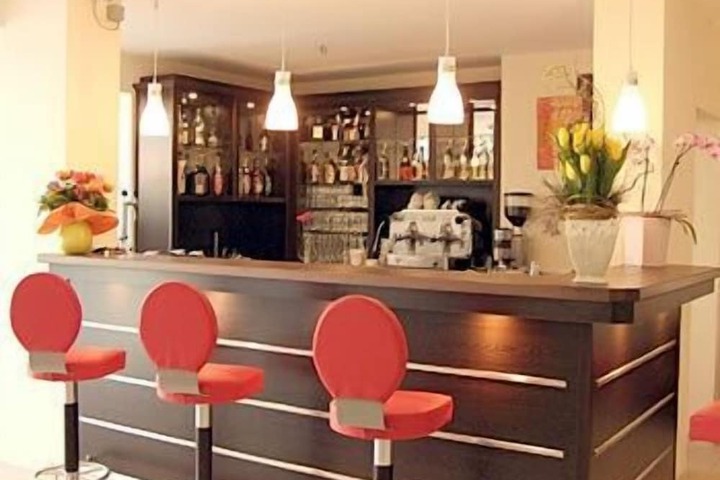 Lounge 14 of 19