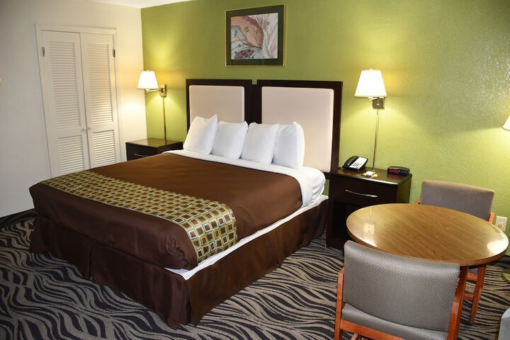 1 King Bed (4 of 15)