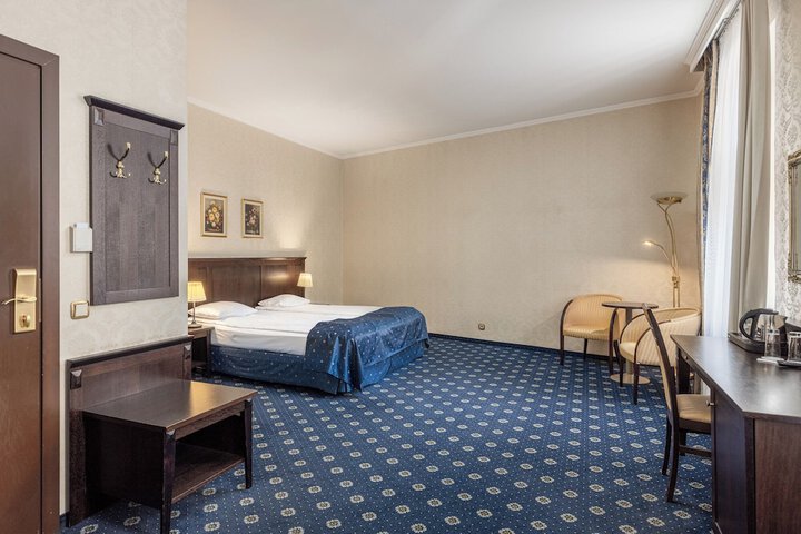 Room 19 of 48
