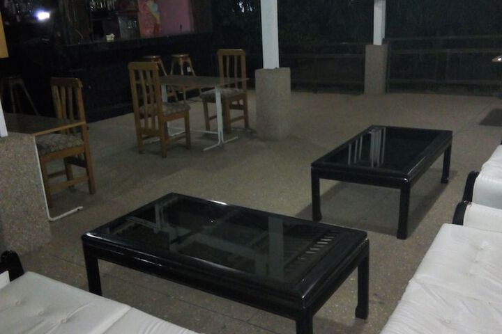 Lounge 11 of 16