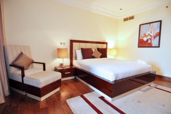 Room 4 of 33