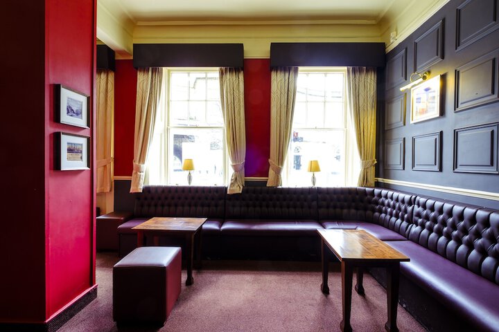 Lounge 92 of 98