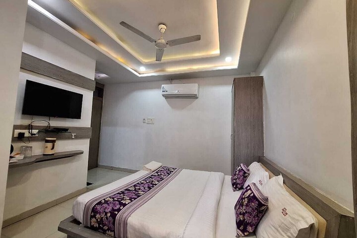 Room 13 of 32