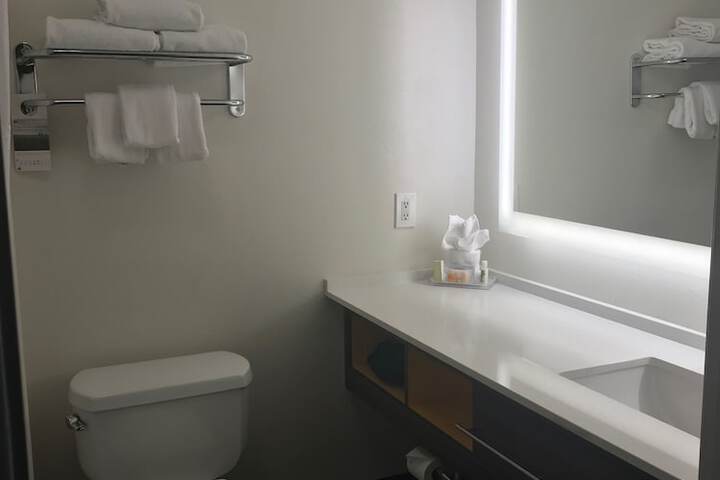 Standard Double Bed Accessible (4 of 11)