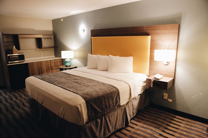 Premium King Bed (8 of 17)