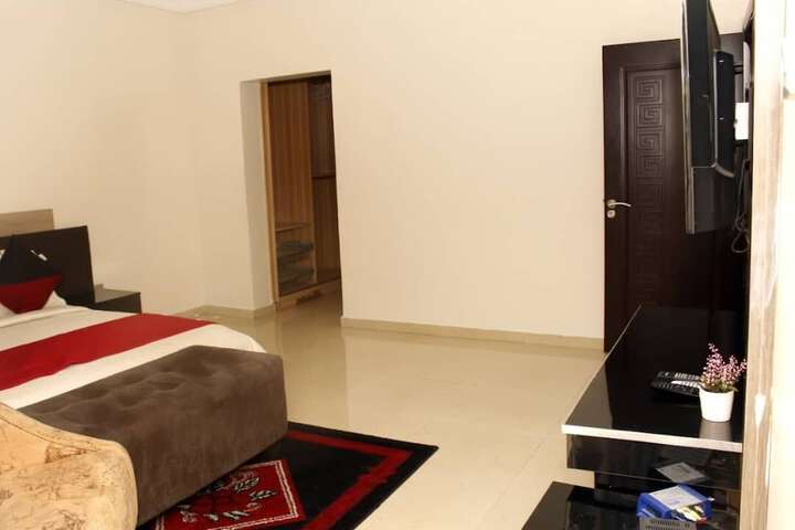 Room 3 of 32