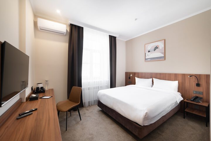 Room 4 of 15