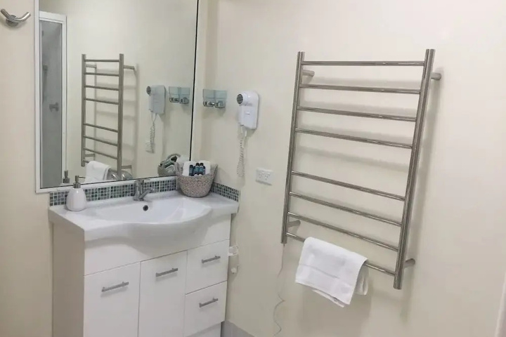 Room 6 of 12