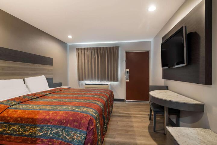1 King Bed (2 of 13)