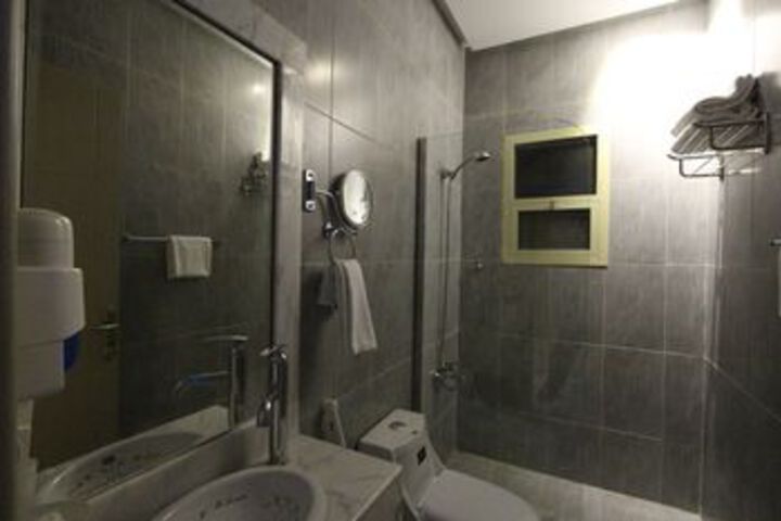 Room 3 of 28