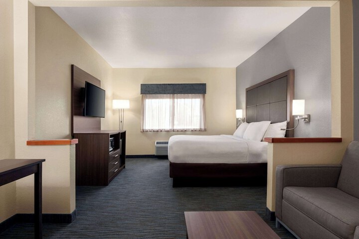1 King Bed (9 of 13)