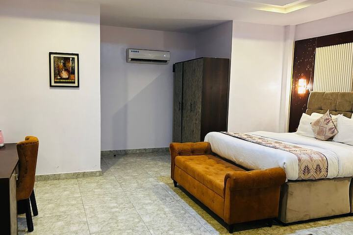 Room 12 of 104