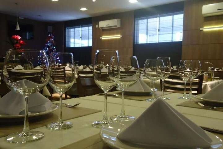 Dining 32 of 53