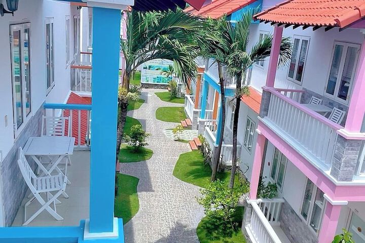 Hotel Exterior 36 of 46