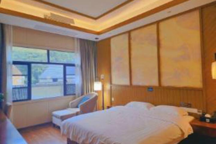 Room 6 of 8