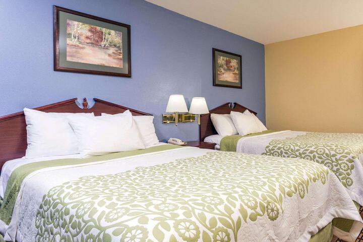 1 Queen Bed (3 of 6)