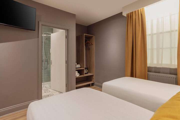 Room 62 of 98