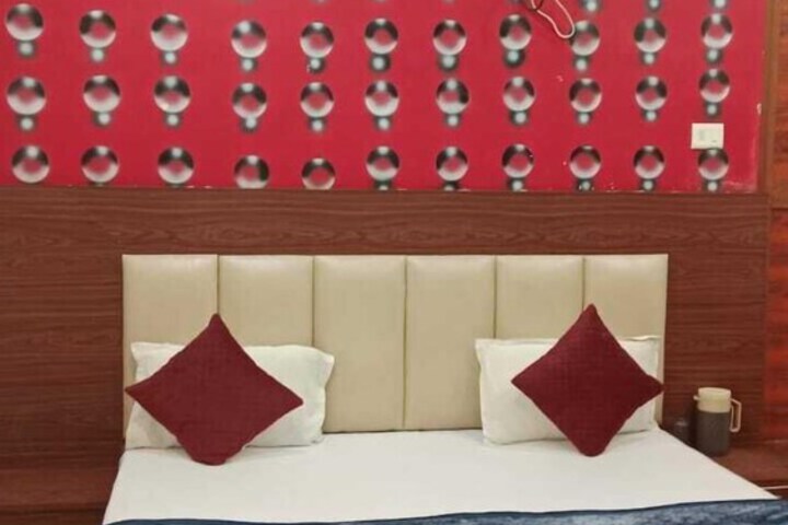Room 5 of 9