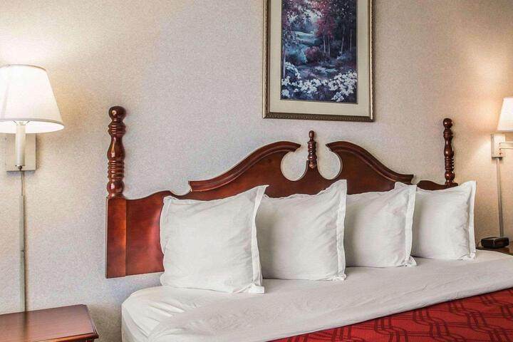1 King Bed (2 of 11)