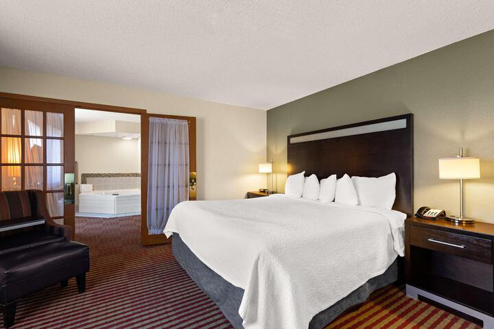 Suite 1 King Bed Sofa Bed Sitting Area Work Desk Microwave and Refrigerator WiFi Full Breakfast (12 of 13)