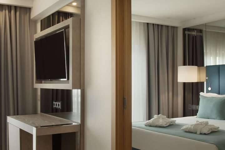 Room 8 of 105