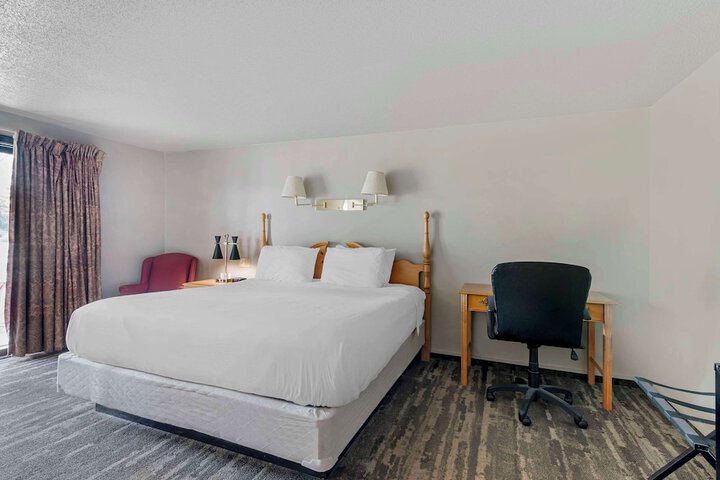 1 King Bed (4 of 10)