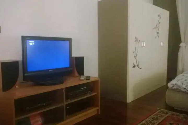 Room 5 of 8