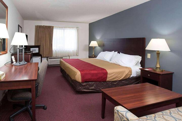 1 King Bed (2 of 14)