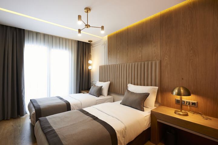 Room 9 of 32