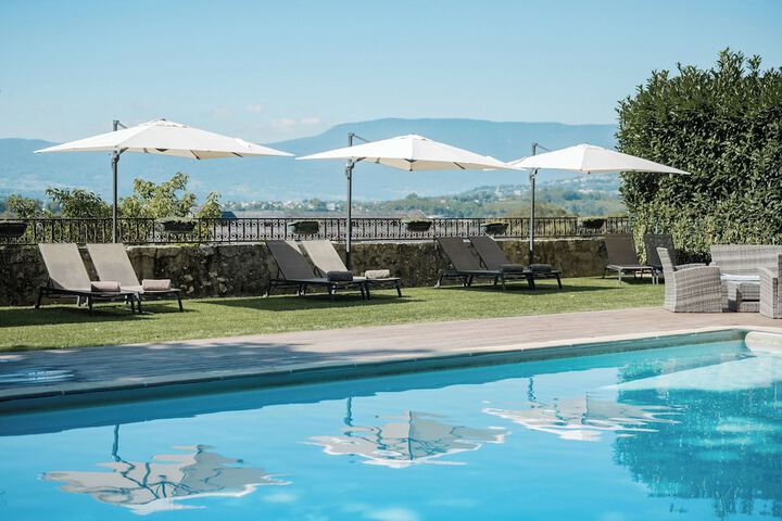 Hotel with Pool