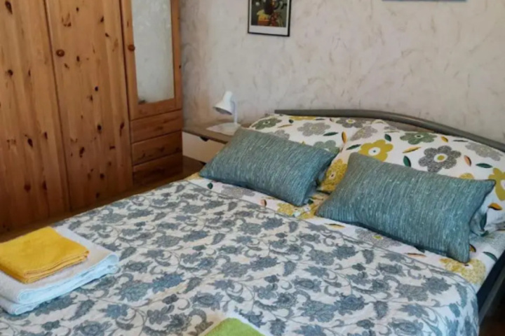 Room 4 of 12