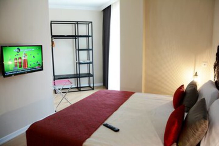 Room 10 of 18