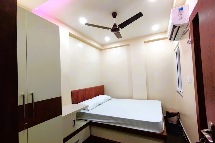 Room 5 of 12
