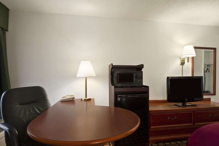 1 King Bed (9 of 9)