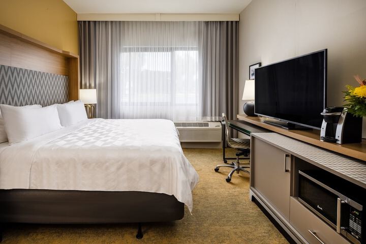 1 King Bed (2 of 17)