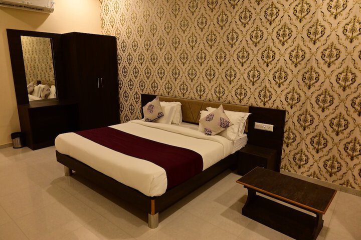 Room 10 of 77