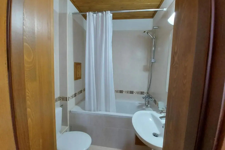 Room 8 of 16