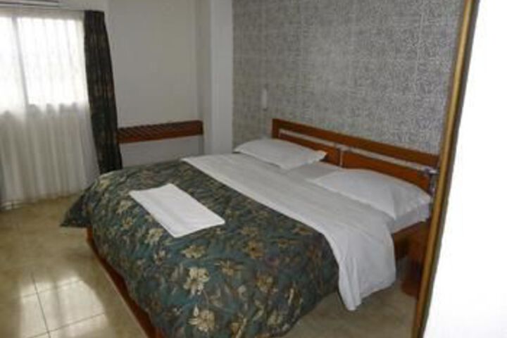 Room 6 of 16