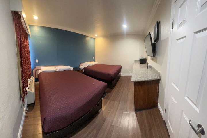 Deluxe Queen Bed (22 of 25)