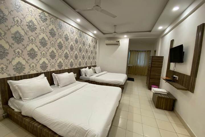 Room 8 of 14