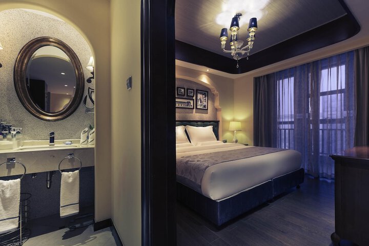 Room 32 of 61