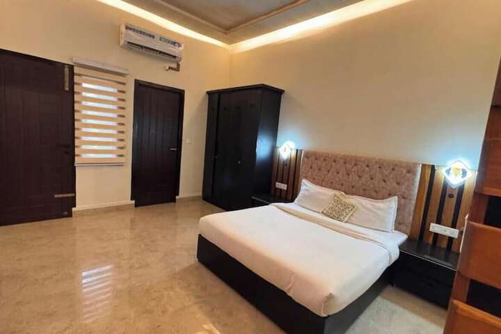 Room 5 of 11