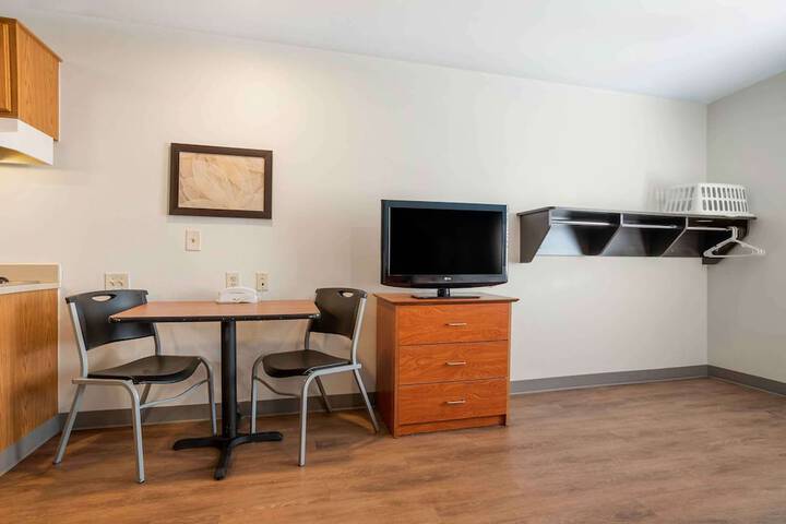 Standard Studio 1 Queen Bed (6 of 11)