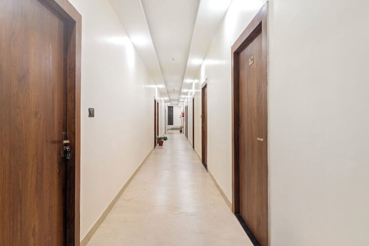 Ballroom/Hall 27 of 31