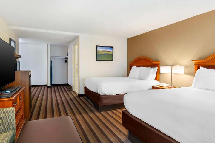 2 Queen Beds (8 of 11)