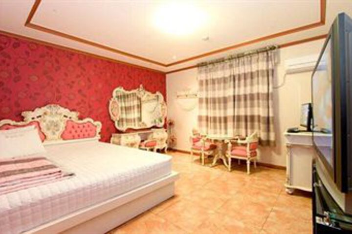 Room 5 of 8