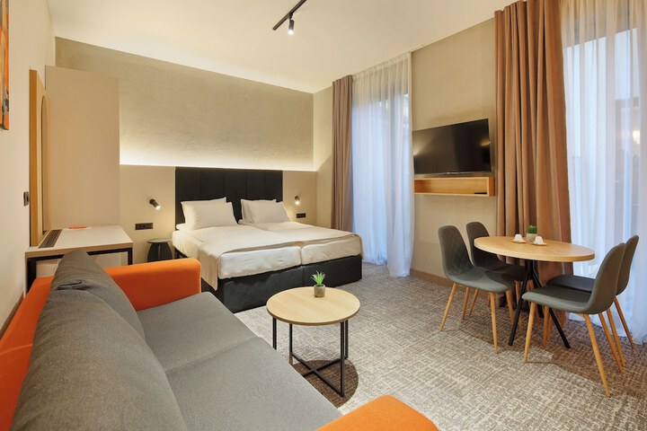 Room 8 of 80