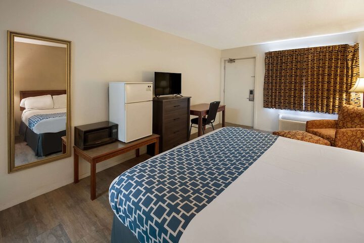 1 King Bed (4 of 14)