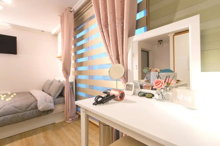 Room 4 of 16